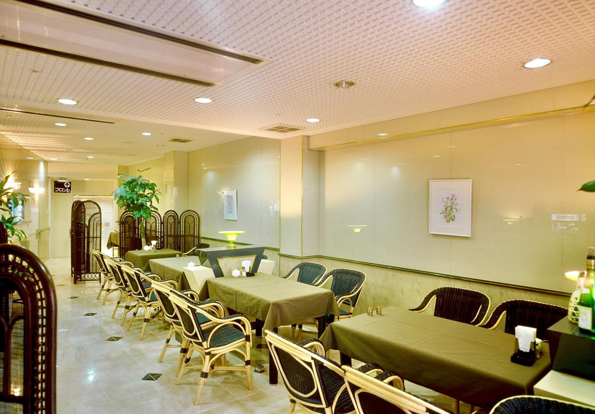 Okayama Ekimae Universal Hotel Buitenkant foto